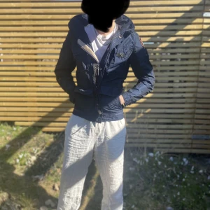 Parajumper jacka - Jättefin parajumper jacka som är i färgen mörkblå. Jackan har oxå en utfällbar luva. Strl M men passar small jättebra🙌🏾😇