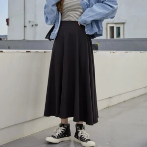 Svart slät kjol - Fin svart slät midikjol! Aldrig använd