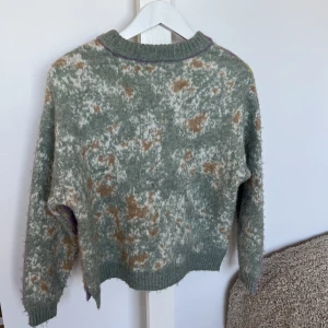 Zara tröja  - En färgbomb som är från Zara, den är i gott skick och passar likaså till en kallare sommarkväll!   Nypris: 499  