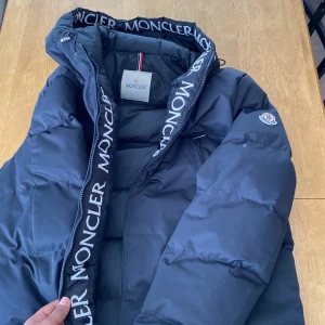 Moncler jacka  - Säljer min moncler jacka eftersom den inte kommit till användning. Den är som ny och har inga skador!  