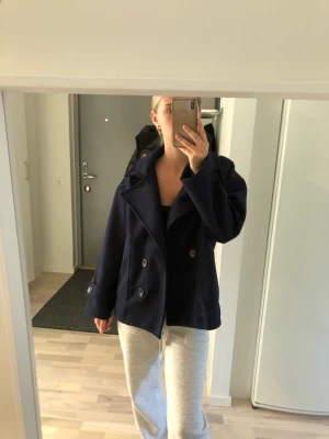 Design by si kappa  - GINA från design by si, i färgen Navy. Storlek xs/s. Aldrig använd! Inga defekter! Super fin! Köpt för 800kr