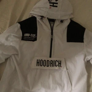 Hoodrich vindjacka - Riktigt snygg och bekväm perfekt nu till sommaren nu när de blir varmare Storlek L