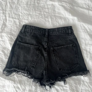 jeans shorts - Jättesnygga utsålda jeans shorts från Zara i helt nyskick! Aldrig använda. Säljer eftersom de är för små för mig i storleken.  