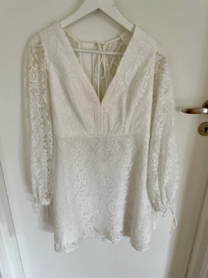 Studentklänning  - Säljer min studentklänning! Endast använt en gång så i väldigt bra stick. Köpte på ASOS men finns inte kvar där längre, köptes för ca 800kr, kan även  skicka fler bilder . Den är storlek 12, ungefär medium i översättning.