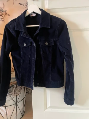 Manchester jacka - Manchester jeansjacka som inte längre kommer till användning, sjukt snygg till jeans 🥰🤎