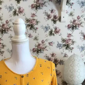 Gul tröja från H&m med knappar och blommor 💐📨