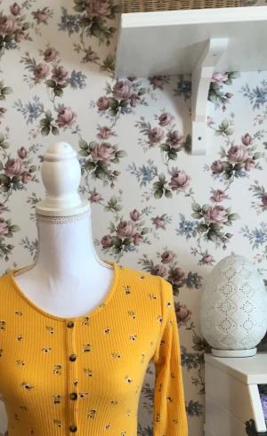 Gul tröja  - Gul tröja från H&m med knappar och blommor 💐📨