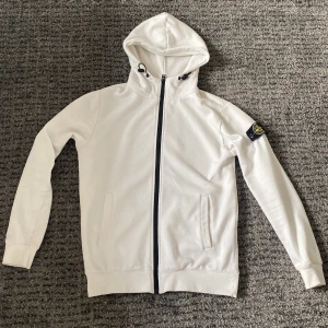 Stone Island hoodie  - Säljer min Stone island hoodie den är i helt okej skick säljer för att den är för liten för mig 
