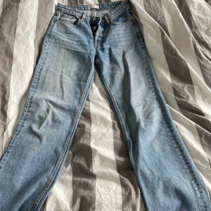 Mid Waist zara jeans Strl 34 - Säljer dessa ljusblå raka zara jeansen som inte finns i lager längre pga att dom har blivit för små för mig. 