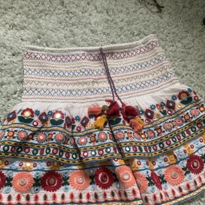 Zara kjol - Supersöt kjol från zara förra sommaren! En defekt (2:a bild) men i stort sett bra skick! Perfekt till sommaren! Använt mkt sparsamt! Köpt för 399kr!❤️❤️om d är många som är intresserade så startar jag budgivning! SKRIV INNAN DU TRYCKER KÖP NU!!!!