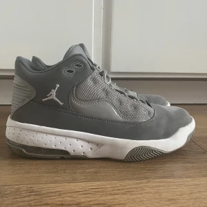 Jordans - Knappt använda, har vissa täcken på användning men inget man tänker på. {Jordans Air}