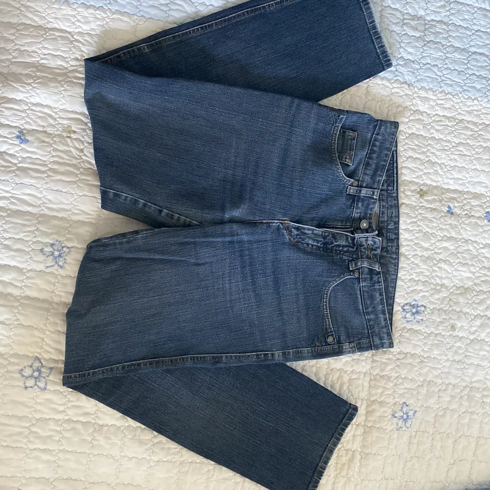 LÄS BIO INNAN DU KÖPER Jeans från märket Rosner i modellen Audrey. Strl 32, lite för kort på mig som är 173. Ett hål på vänstra bakfickan. . Jeans & Byxor.