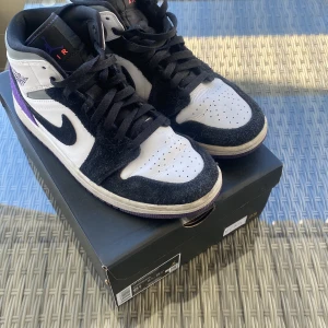 Jordan 1 lila - 9/10 skick använda 2-3 gånger o inga defekter förutom lite creasing vid tårna, nypris ligger runt 3000 o byten accepteras, hör av er vid frågor