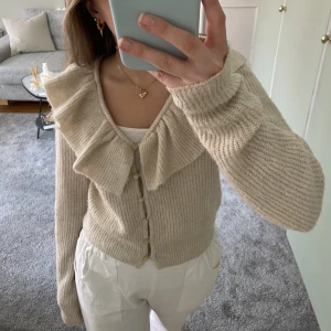 Beige stickad kofta - Säljer denna supersöta beiga koftan från H&M i storlek XS! Endast använd 2 ggr 💕