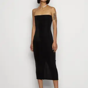 Säljer denna tub klänning (glittrigt material), med slits från Gina Tricot, storlek 34. Använd ett fåtal gånger💘 
