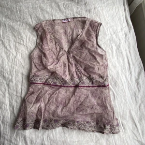 Mönstrat linne - Ett jätte fint sommarlinne med vackra detaljer!✨ Linnet passar inte och har därmed inte används. Toppen är mönstrat och spänns med små knappar längs sidan. 