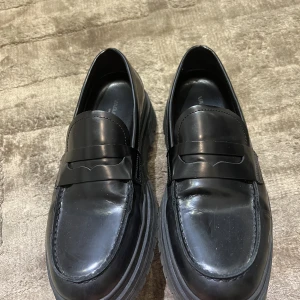 Vagabond James säljes - Säljer då jag ej använder dem. Fina boots med hög sula, lädret är helt och skorna är rena och begahliga. Tror att nypris är 1600-1800 på dem. Säljer för halva priset, (exklusive frakt) jag brukar ha 42-43 i skor.