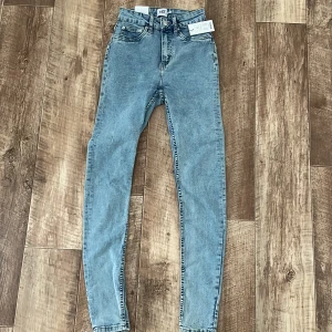 Jeans - Aldrig använda jeans stl xs.