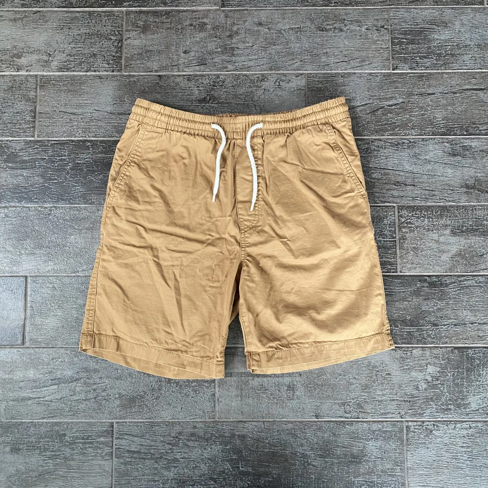 Sköna, bruna shorts från Hm. Dom är i bra skick och storlek S. Smidiga med snörning och perfekta för sommaren. Shorts.