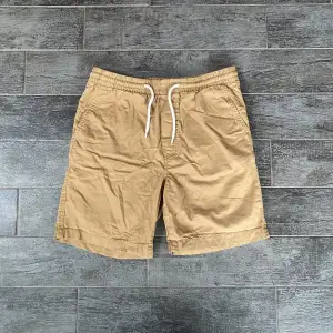 Sköna, bruna shorts från Hm. Dom är i bra skick och storlek S. Smidiga med snörning och perfekta för sommaren