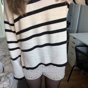Virkade shorts i spets - Säljer mina superfina shorts i spets, det är virkade i materialet och passar perfekt nu till sommaren, nästan oanvända! Frakt 54kr💓