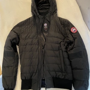 Canada Goose Cabri Hoody  - Hej, jag säljer nu min Canada Goose vår/höst jacka. Den är in princip oanvänd och har inga defekter! Köpt från Länna Sport har alla bevis. Skiv för mera bilder. Ny pris 8900kr på Canada Goose egna hemsida.