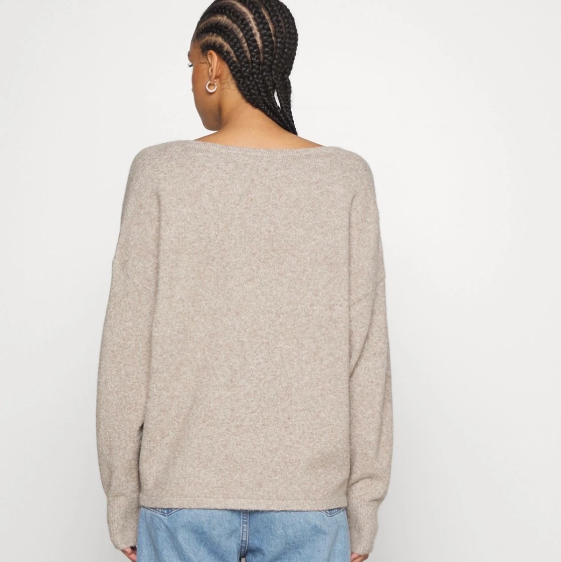 Skön beige tröja perfekt för sommaren! - 90