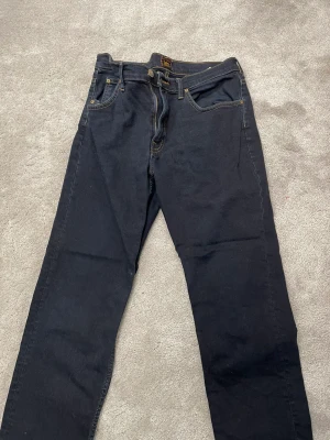 Lee jeans - Lee jeans regular fit Skick: 8/10 Stl: 33/30
