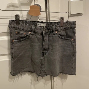 Grå jeanskjol - Från Gina tricot, använd 2 gånger.