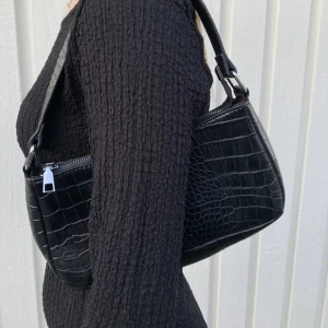 Svart väska - Svart väska men liten innerficka, sparsamt använd 