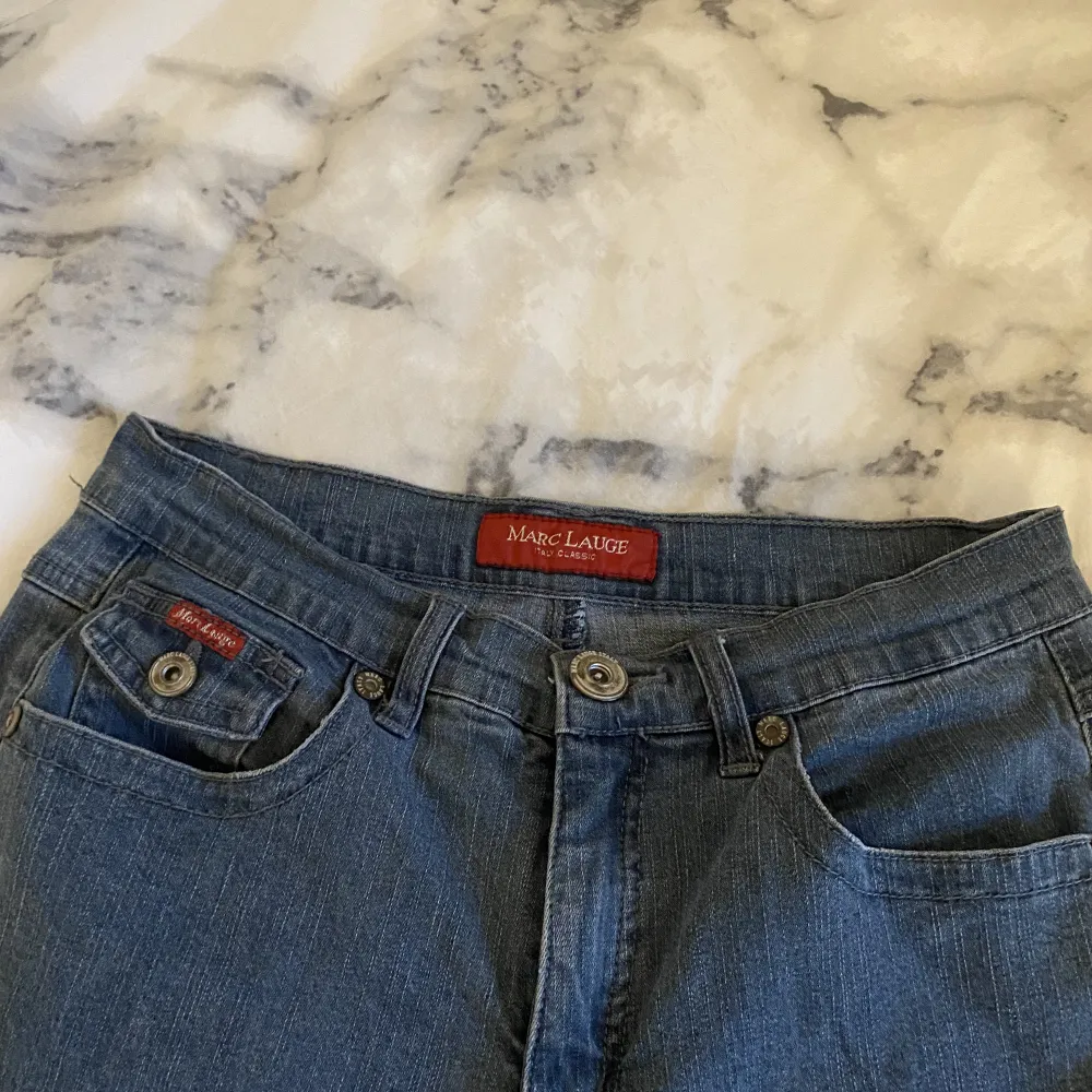 ett par marc lauge jeans i gott skick💓💓 storlek 38, längd 80cm. passar perfekt på mig som är 1,70 lång. säljer pga dålig användning💓vid fler intressen blir det budgivning. skriv om ni undrar något💗. Jeans & Byxor.