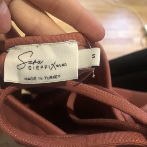 klänning - Super fin klänning används aldrig pågrund av dem är för stor. inga fel på den!