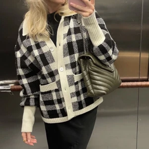 Kofta - (Första bilden lånad från Frida Ottossons insta) Intressekoll på denna fina och sköna kofta från & other stories! Som ny. Älskar den men kommer aldrig till användning 💖Den är lite oversize på mig som brukar ha XS men den funkar för XS-M