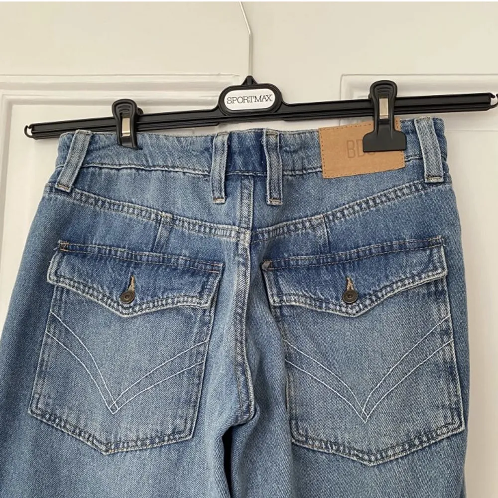 Jättefina lågmidjade Baggy jeans som även är lite utsvängda, köpta på plick men är ifrån Urban outfitters! Skriv gärna för frågor! 💕. Jeans & Byxor.