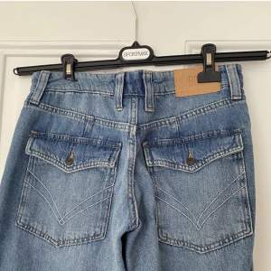 Jättefina lågmidjade Baggy jeans som även är lite utsvängda, köpta på plick men är ifrån Urban outfitters! Skriv gärna för frågor! 💕
