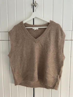 Beige väst - En superfin beige väst som passar perfekt nu till våren! Den är i stickat material och väldigt härlig! Oanvänd!💕💕