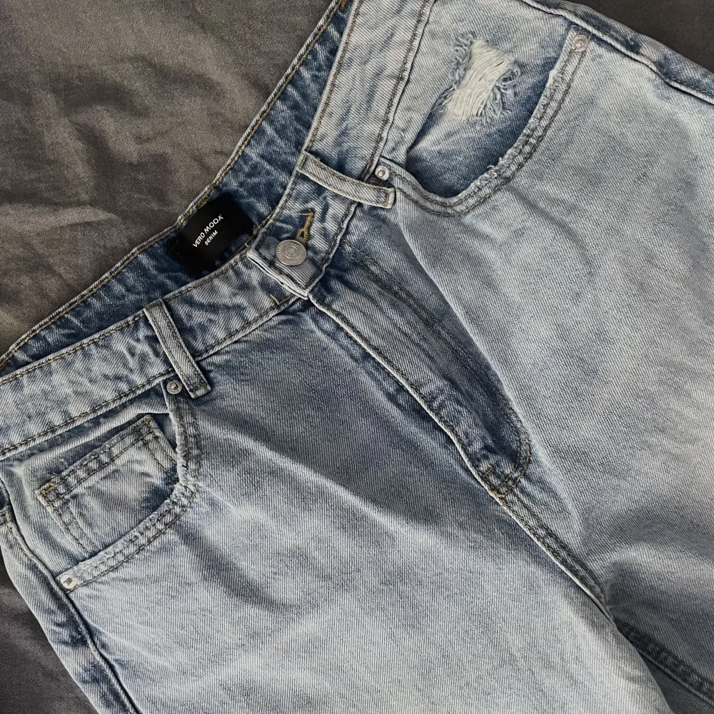 Säljer dessa Vero Moda jeans! Jeansen är knappt använda, som nya fof! Byxorna har små slitningar vid fickorna, både fram och bak. Hög midja Mom jeans Storlek 38. Jeans & Byxor.