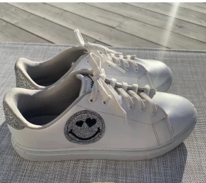 Skor - Säljer då mina smiley skor från Zalando då dem inte kommer till användning längre, knappt använda💞 lånade bilder, skriv privat för fler bilder💞