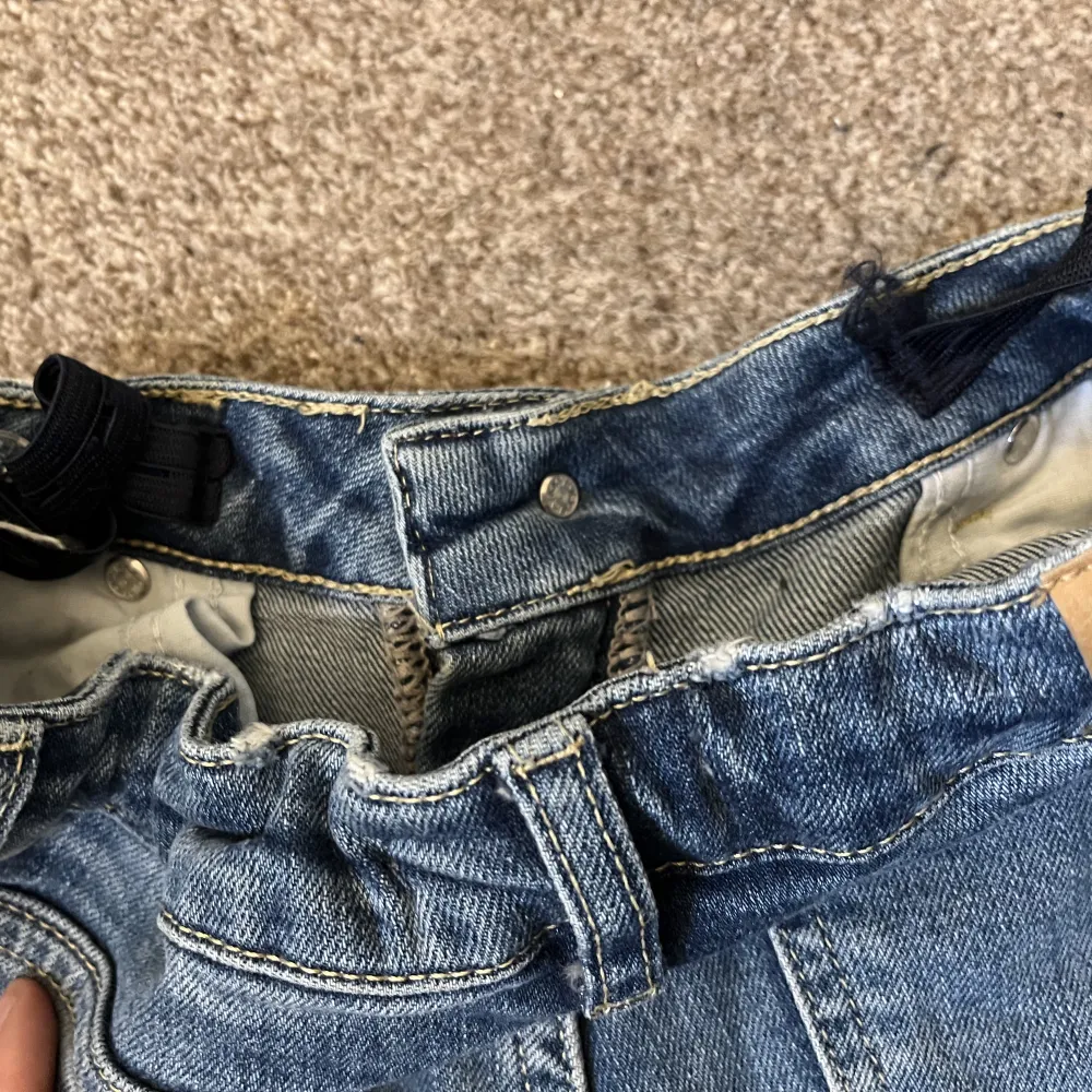 Mörkblå jeans från Gina Tricot, lowwaist bootcut i storlek 146 passar mig (155cm), jättefint skick, köpt för någon månad sen 300kr:). Jeans & Byxor.