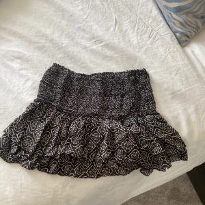 Zara mönstrad kjol - Kjol med fina mönster på från zara i storlek s, jättefin till sommaren och med strumpbyxor på vintern🥰💐tar swish