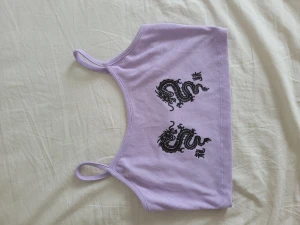 Sommartop - En häftig sommartop i kort modell. I storlek M men passar bättre på en S. Köpt från shein och använd ett fåtal gånger! 