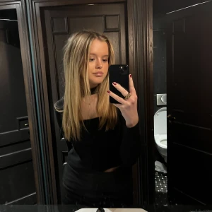 Zara topp - Säljer denna as fina topp från zara, storlek L tror jag men sitter som S/M💖 pris går att diskutera!