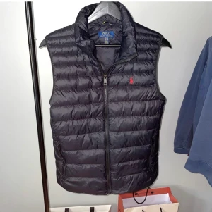 Polo Ralph lauren väst  - Jag säljer nu min Ralph lauren väst då jag köpt en ny väst till i år. Den är i xl barn storlek vilket passar mig som har brukar ha M i allt perfekt. Den är fortfarande i helt ny skick. Kostar 2400 ny.