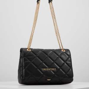 Säljer denna supersnygga äkta Valentino väskan då jag inte har någon användning av den, den är i nyskick och har inga defekter! Aldrig använd. Om fler bilder behövs kan jag skicka privat. Kan mötas upp i stockholm 💕 Pris går att diskutera 
