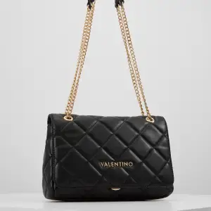 Säljer denna supersnygga äkta Valentino väskan då jag inte har någon användning av den, den är i nyskick och har inga defekter! Aldrig använd. Om fler bilder behövs kan jag skicka privat. Kan mötas upp i stockholm 💕 Pris går att diskutera 