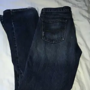 Hej, säljer mina blåa jeans med detaljer på bakfickorna. Byxorna är egentligen killbyxor men sitter fint mid waist på mig som är tjej också, jag har storlek 36 i byxor och dom sitter bra. Skriv för frågor eller intresse!💙