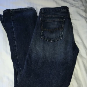 Blå jeans  - Hej, säljer mina blåa jeans med detaljer på bakfickorna. Byxorna är egentligen killbyxor men sitter fint mid waist på mig som är tjej också, jag har storlek 36 i byxor och dom sitter bra. Skriv för frågor eller intresse!💙