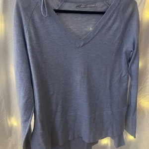 Tröja  - Fin blå tröja med v ringning 