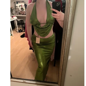 Set - Säljer mitt helt nya set med lappen kvar!!💕 säljer det för att jag känner att jag inte kommer få användning för det🥰 både kjol och topp ingår i priset! Jag är normalt en M och det passar bra! Den är stretchig så den passar nog en mindre och större storlek