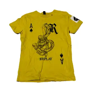 Super snygg gul t-shirt med tryck💗aldrig använd.